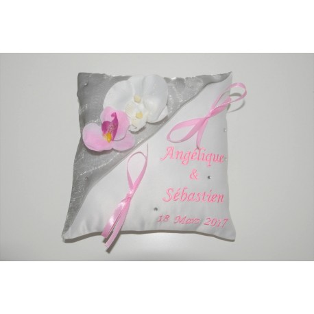 coussin mariage porte-alliances personnalisé brodé argenté strass avec orchidée parme/blanche