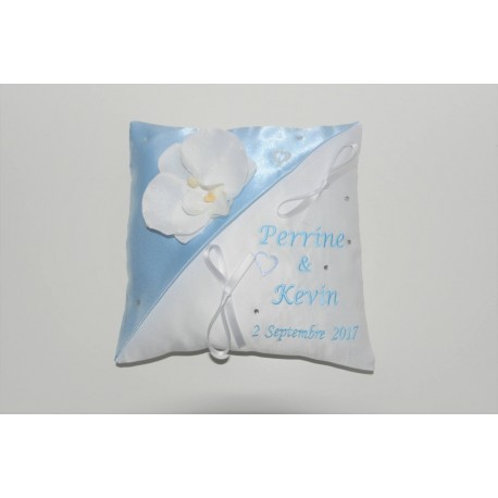 coussin mariage alliances bleu ciel personnalisé brodé strass avec orchidée argentée