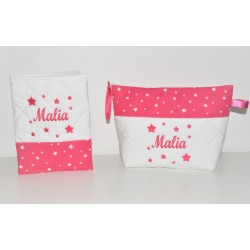 Box cadeau naissance: protège-carnet de santé avec trousse de toilette étoiles rose fuchsia personnalisé brodé au nom