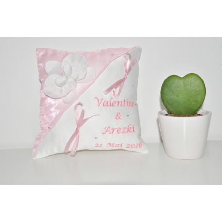 coussin mariage alliances rose personnalisé brodé strass avec orchidée argentée